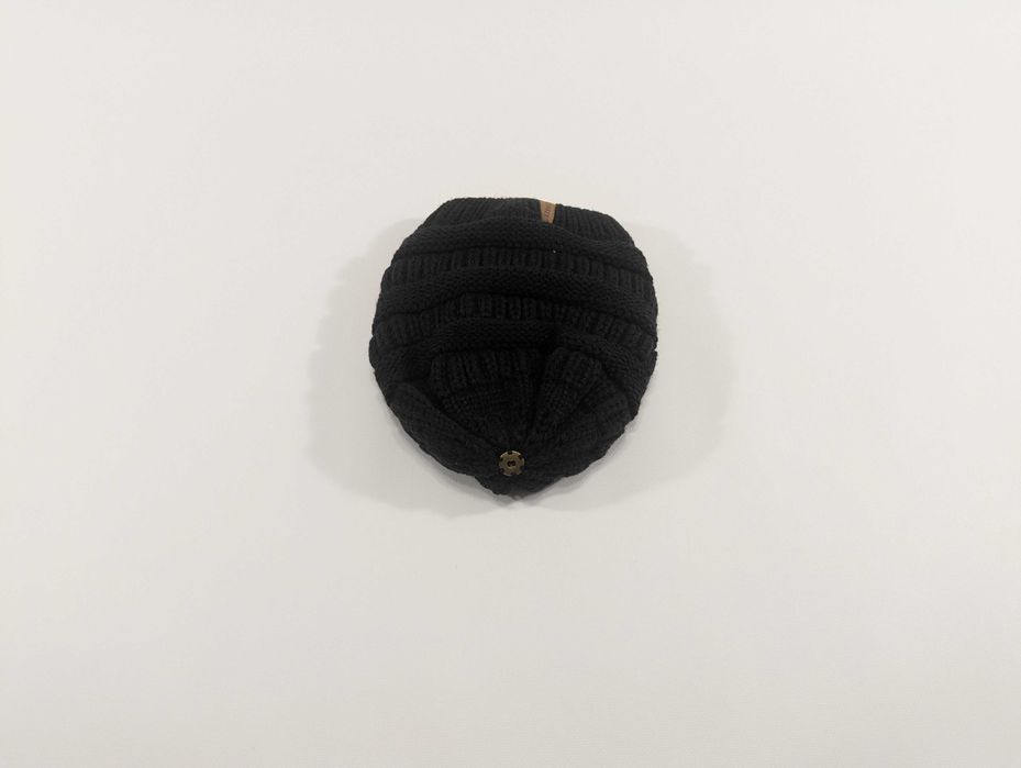 Czarna damska zimowa czapka HATOOZE