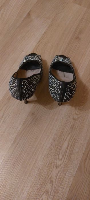 Туфлі на шпильці