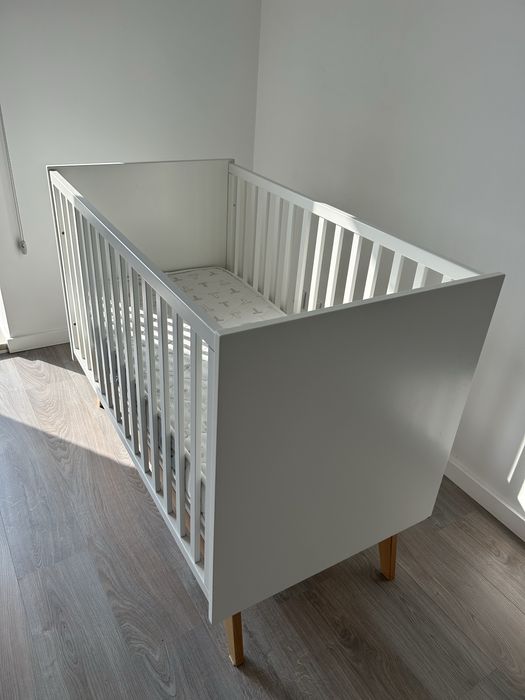 Cama com colchão e comoda Trama