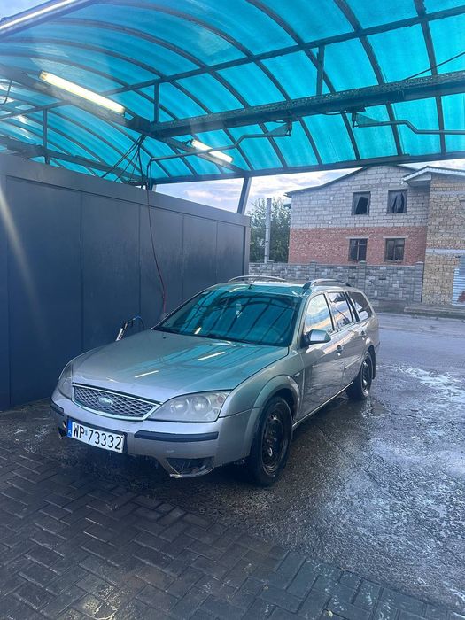 Ford Mondeo на полном ходу