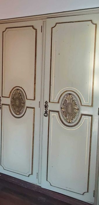 Portas antigas de roupeiro