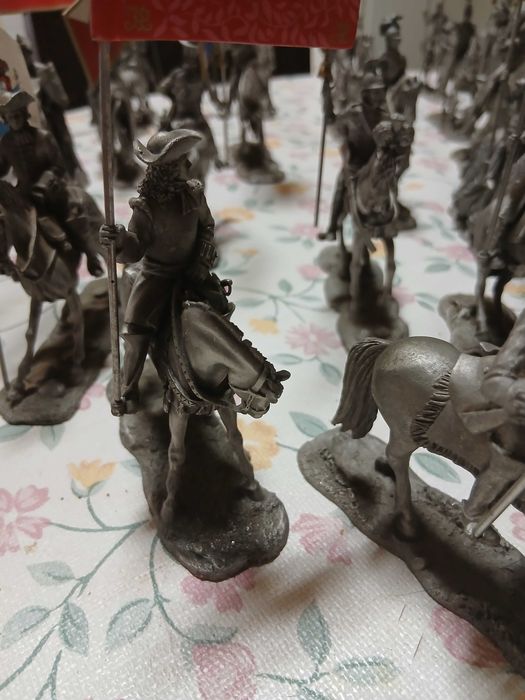 Vende-se coleção de statuetas