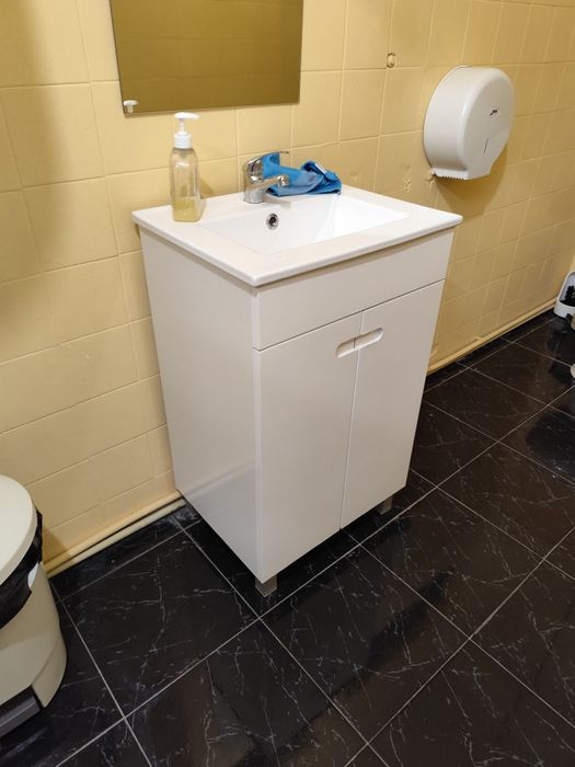 Móvel com lavatório  e torneira