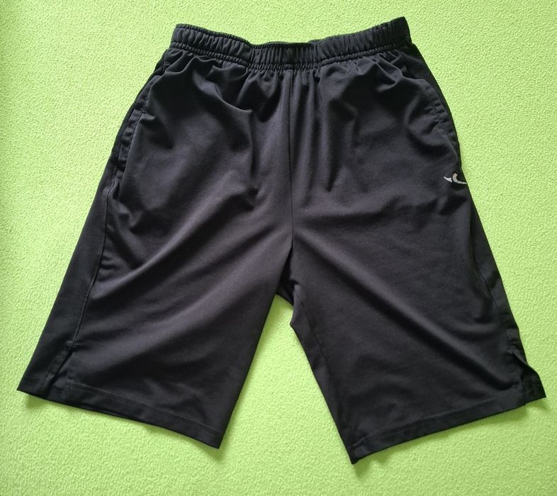 Czarne spodenki na WF