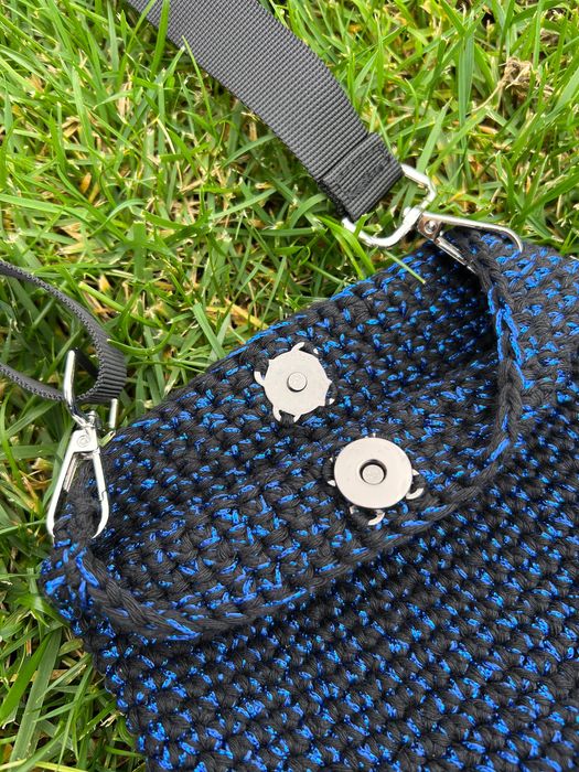 Knitted Bag black metallic blue Bolsa em malha preta azul metálico