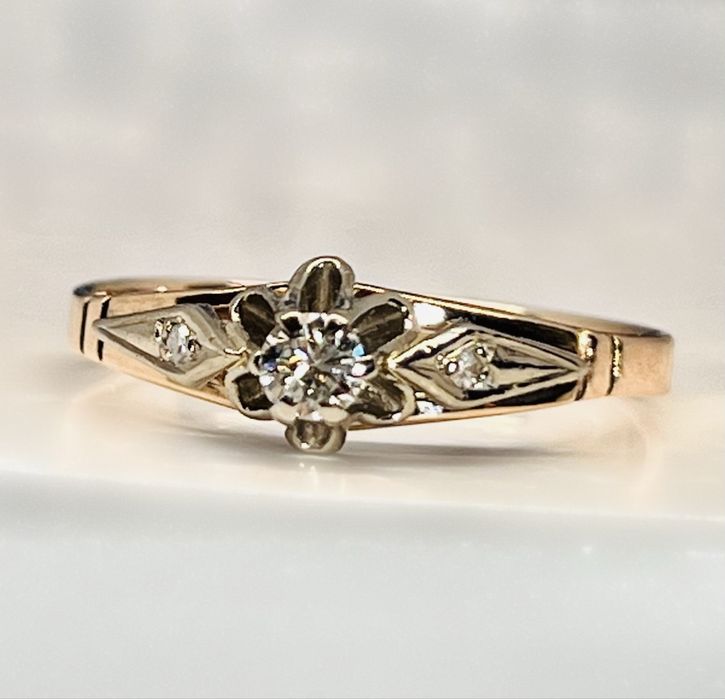 Золотое кольцо с бриллиантом .Золота каблучка з діамантами