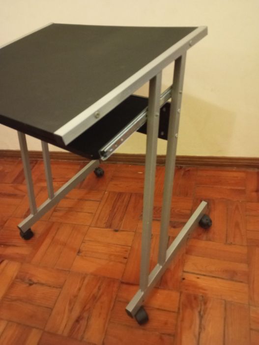 Mesa/secretária com rodas