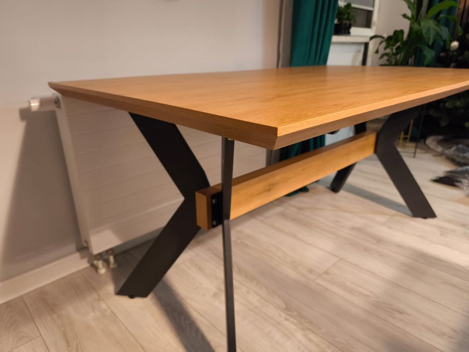 Stół rozkładany z metalowymi nogami