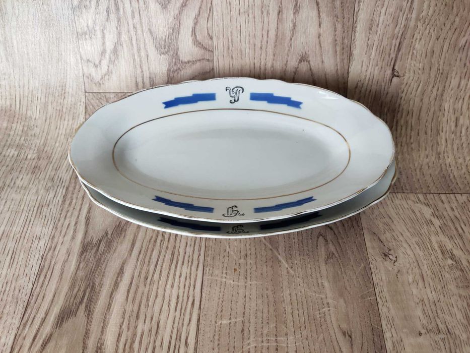 Посуда и столовые приборы: Тарелки, Селедочницы, Вилки, Ложечки.