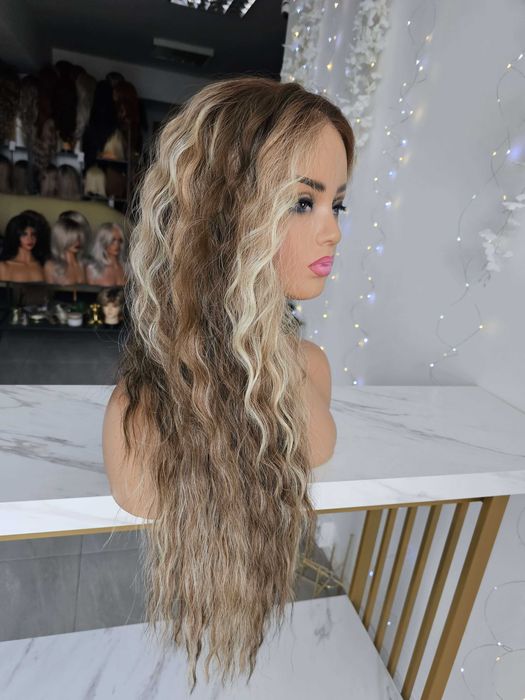 Peruka Taylor premium zmiana przedziałka mix blond fale