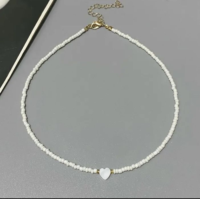 Ніжний чокер з сердечком білий