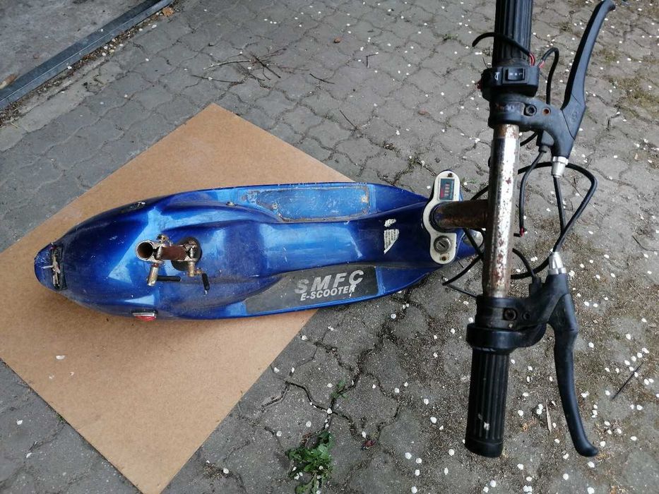 Elektryczna hulajnoga na częśći