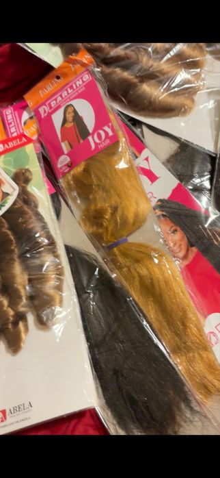 postiços e cabelos indianos disponíveis