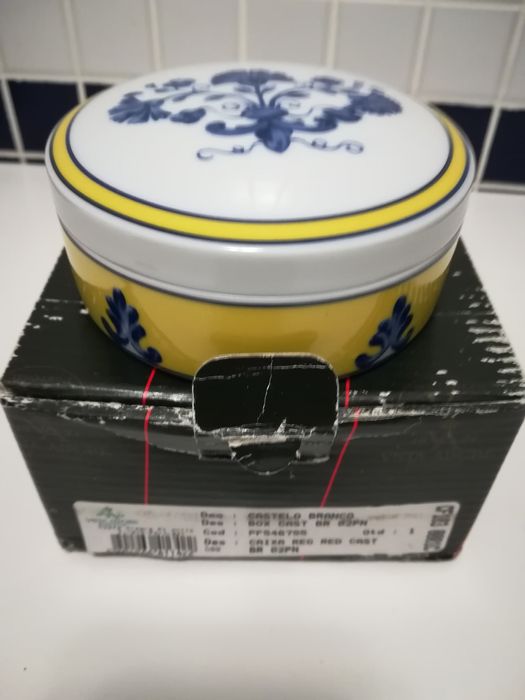 Cheerful Front-View Box64564317178369122