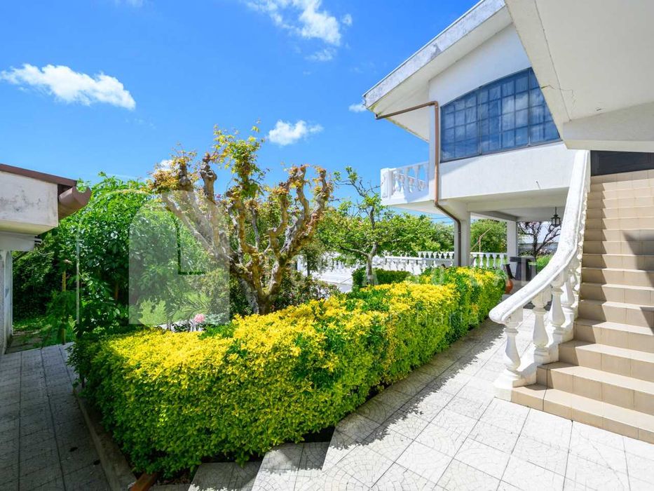 Moradia Térrea T4+2 com Cave, Vistas de Mar e 1.183m² de Terreno em Arrifana, Santa Maria da Feira