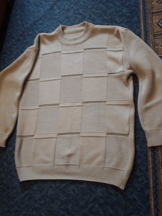 В наявності в гарному стані светер.