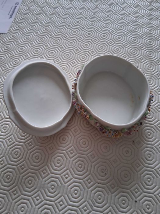 caixa guarda-joias em porcelana da extinta fábrica portuguesa Artibus