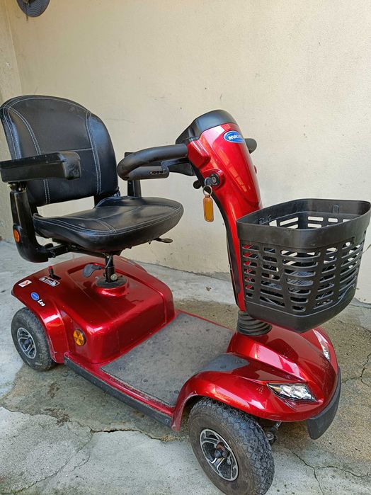 Scooter elétrica de mobilidade para idosos - Modelo Invacare Leo.