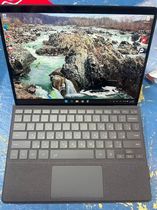 Універсальний Ноутбук-планшет Microsoft Surface Pro X, з живим екраном