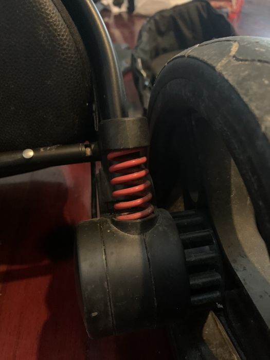 Carrinho 3 em 1 alto rodas grandes e suspenção.