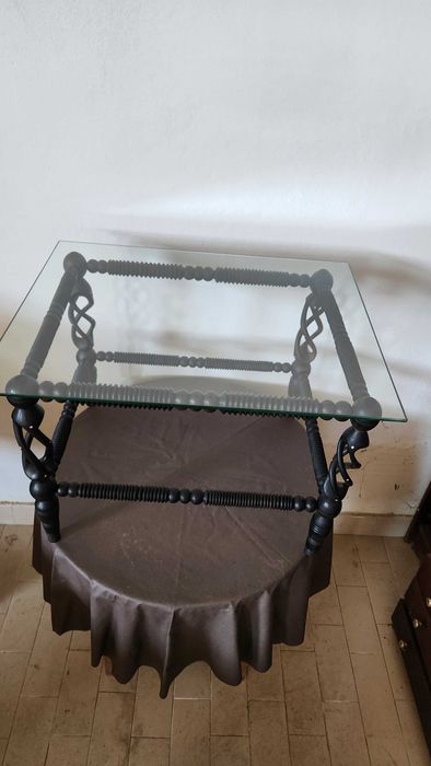 Mesa de apoio em Pau Preto com Tampo em vidro