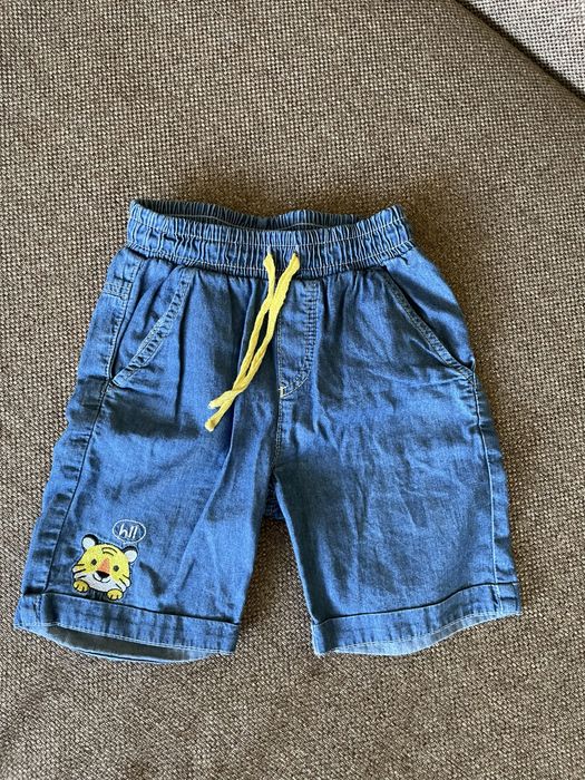 Джинсові шорти та футболка