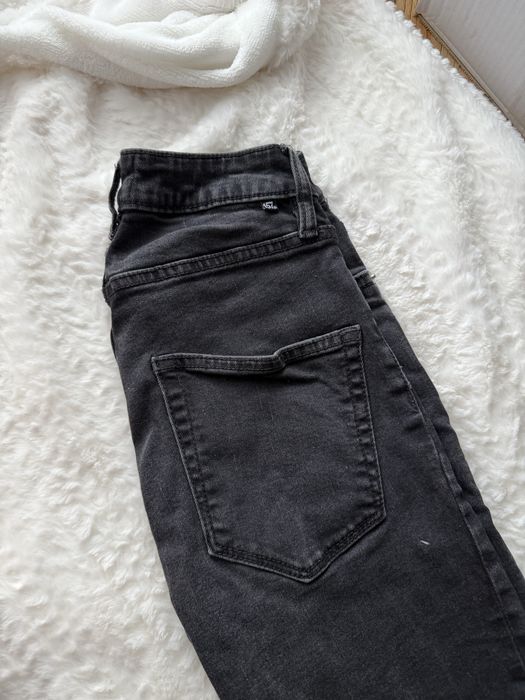 czarne skinny jeans z dziurami