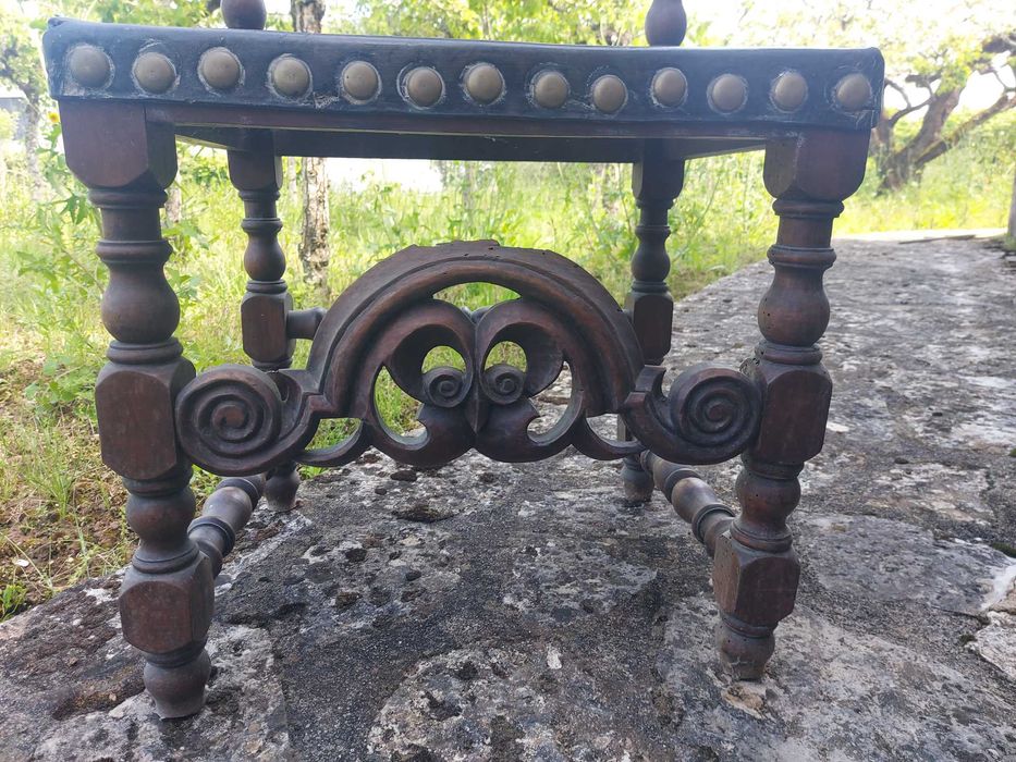 Cadeiras de couro com pregos