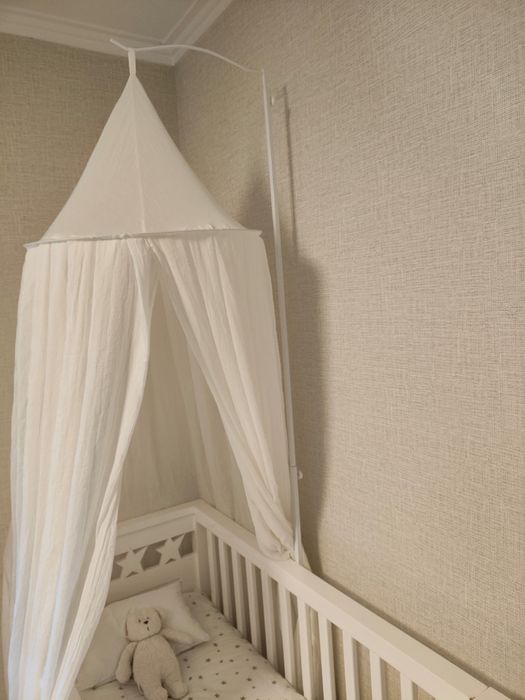 Cama de bébé em madeira mais cubertura