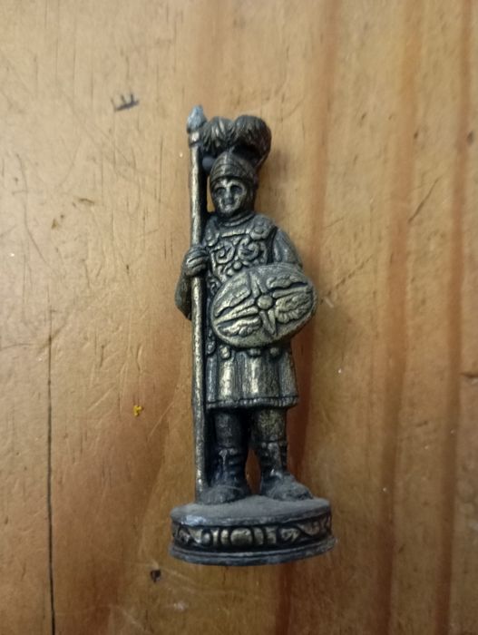Várias figuras em bronze