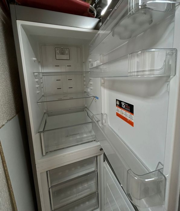 Frigorífico Combinado Indesit Inox – Muito bom estado – Pouco uso