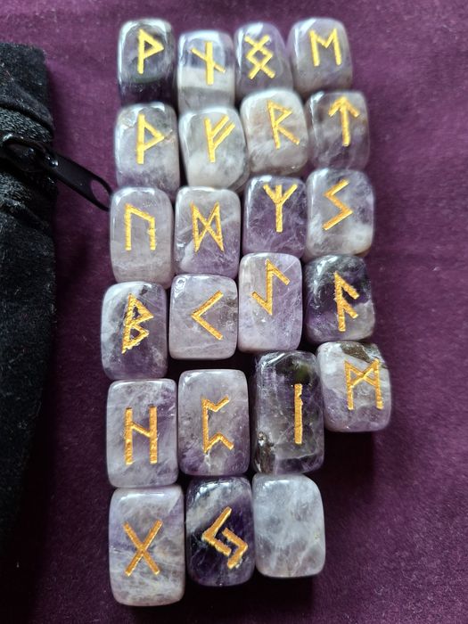 Kamienie z ametystu Runy