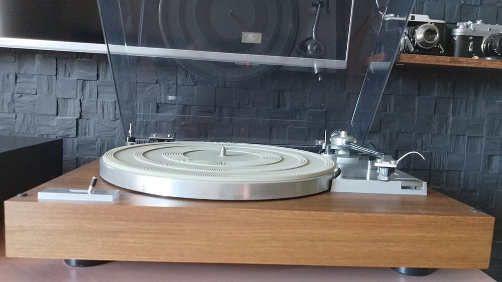 Gramofon Yamaha YP211