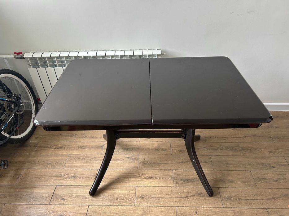 Розкладний дерев’яний стіл зі скляною вставкою