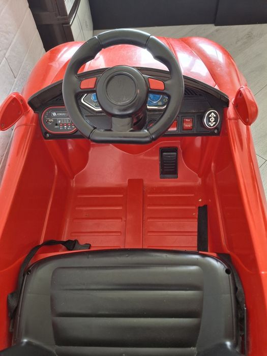 Дитячий електромобіль