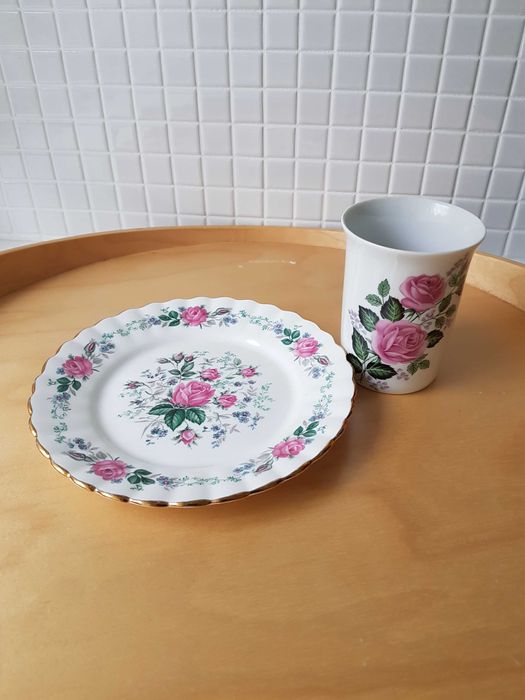 Zestaw porcelanowy w róże