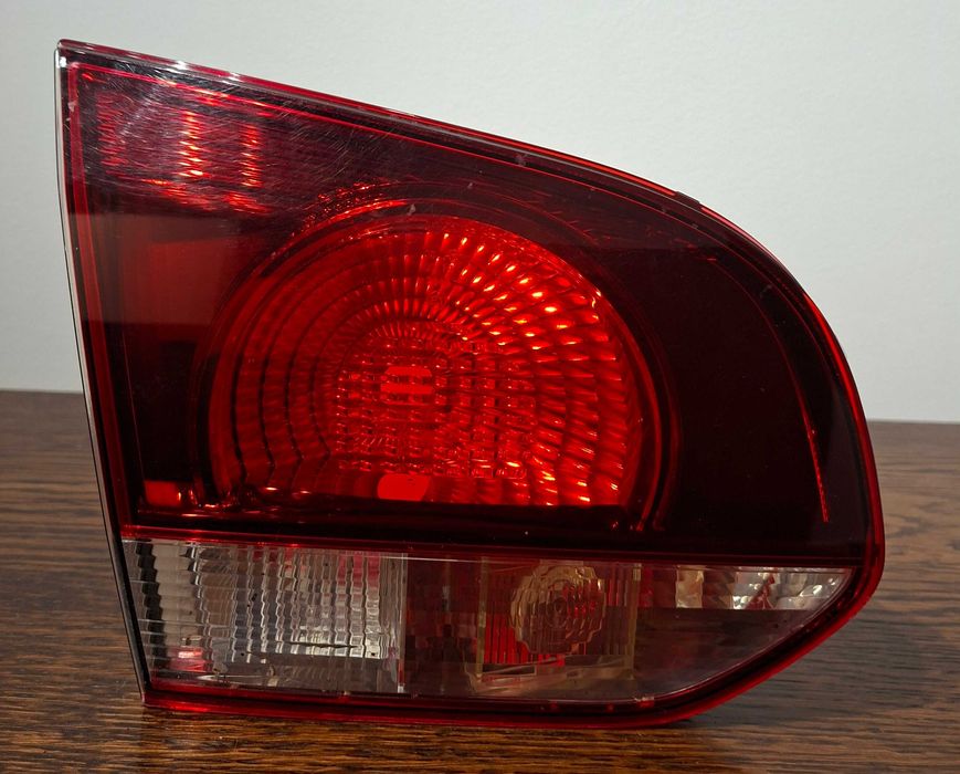 Lampa prawa tylna tył z klapy VW Golf VI HB oryginał