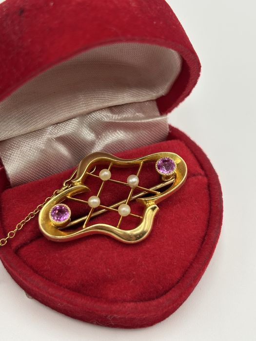 Złota broszka z rubinami i perłami