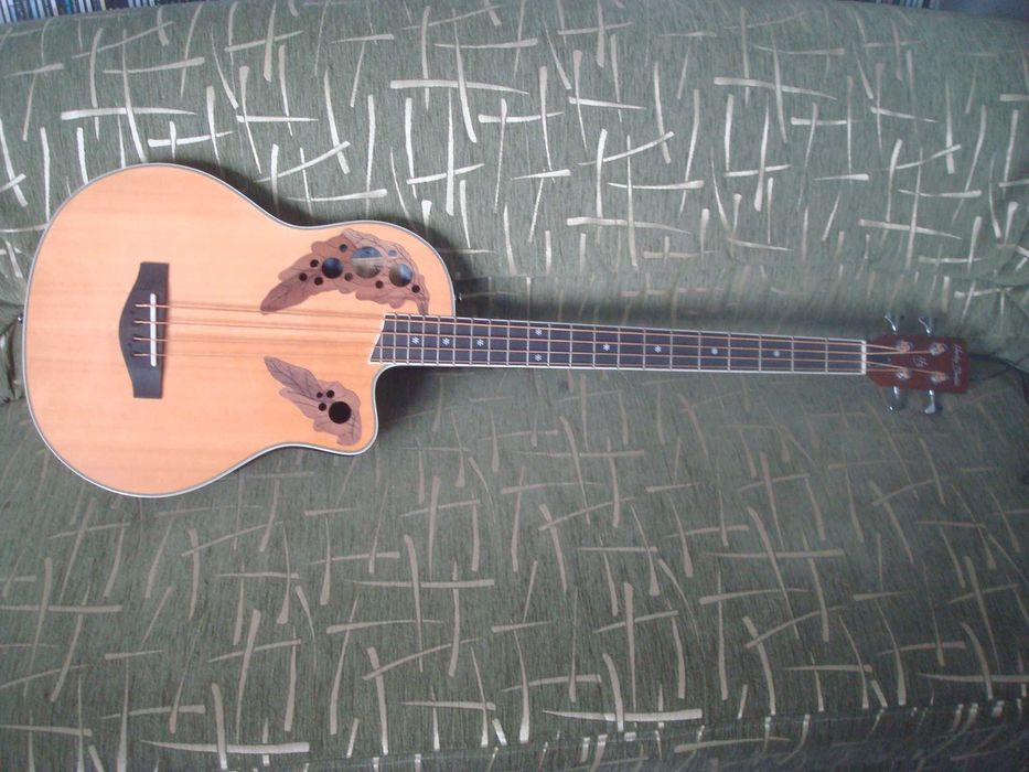 Продам электро-акустическую бас-гитару