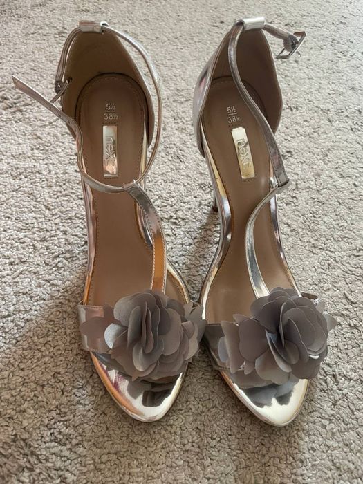 Нові босоніжки Next сріблясті з квіткою, р. 38.5 24.5 см