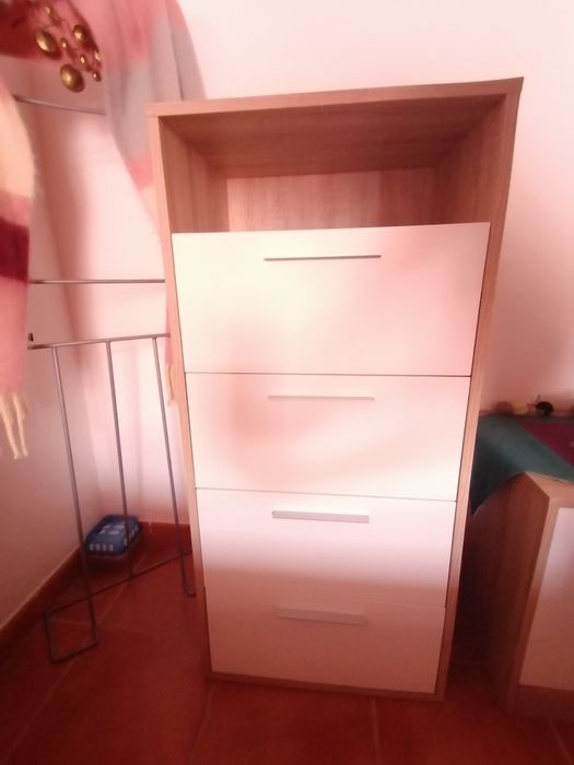 Móvel alto com 4 gavetas e um espaço no topo