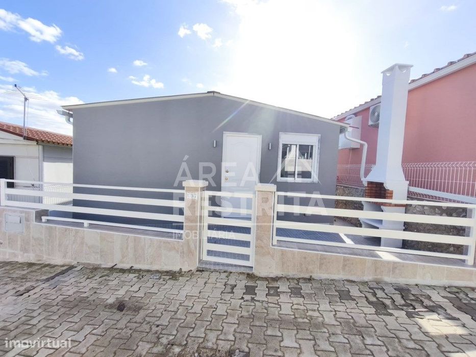 Moradia T2 Nova Forrada a Capoto no Parque Verde em Fernão Ferro