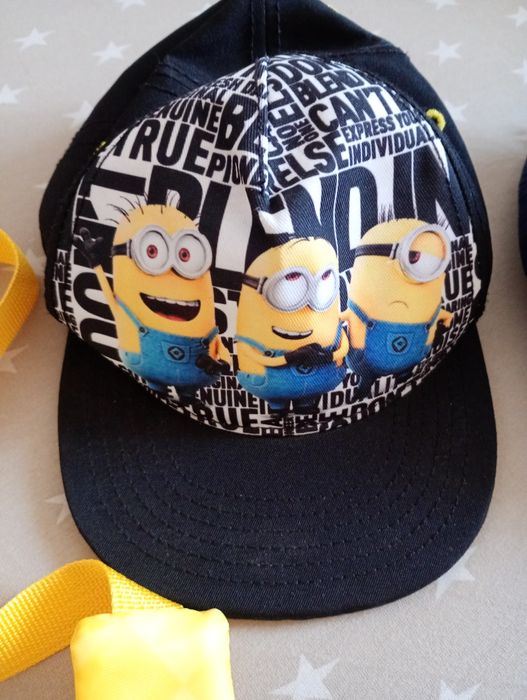 Czapki z daszkiem , torebka , książka Minionki 2-5 lat