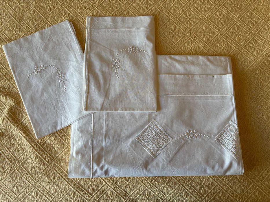 Conjunto de cama de casal, com renda de bilros e bordado
