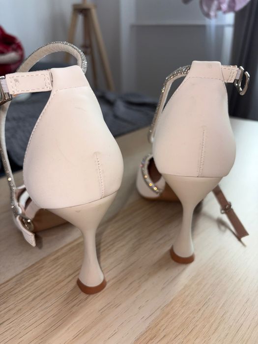 Buty ślubne , biała ślubna narzutka futrzana