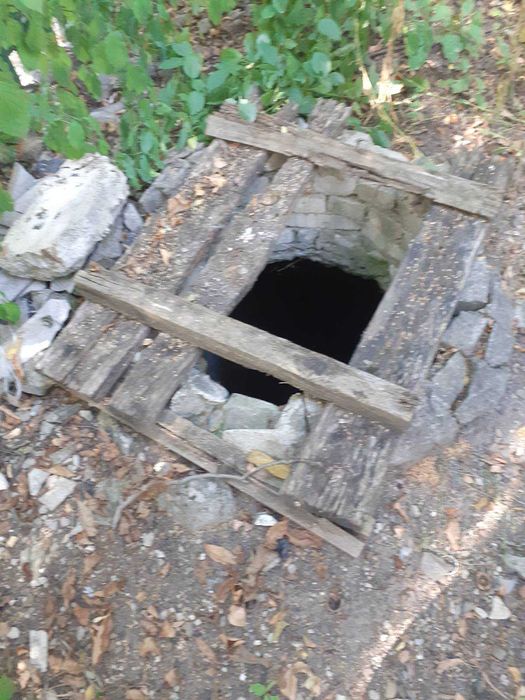 Продається адмінбудинок (літ. А), гараж м. Сокиряни, вул.Гастелло, 6-А