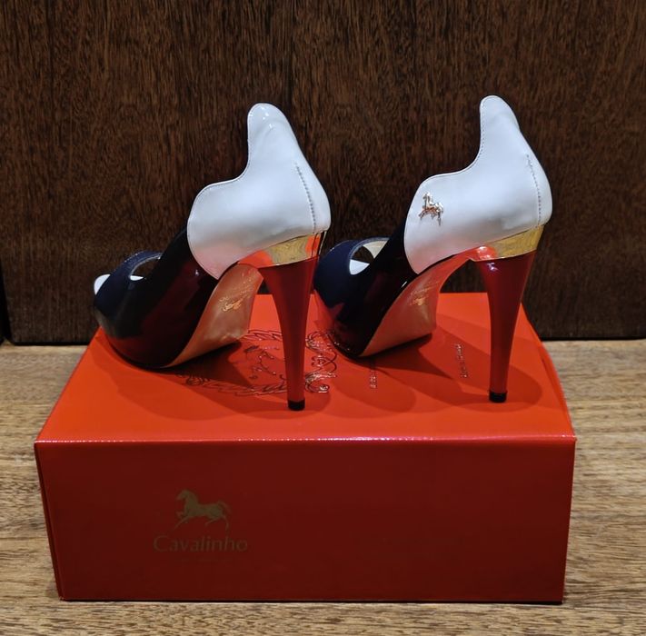 Sapatos da cavalinho novos