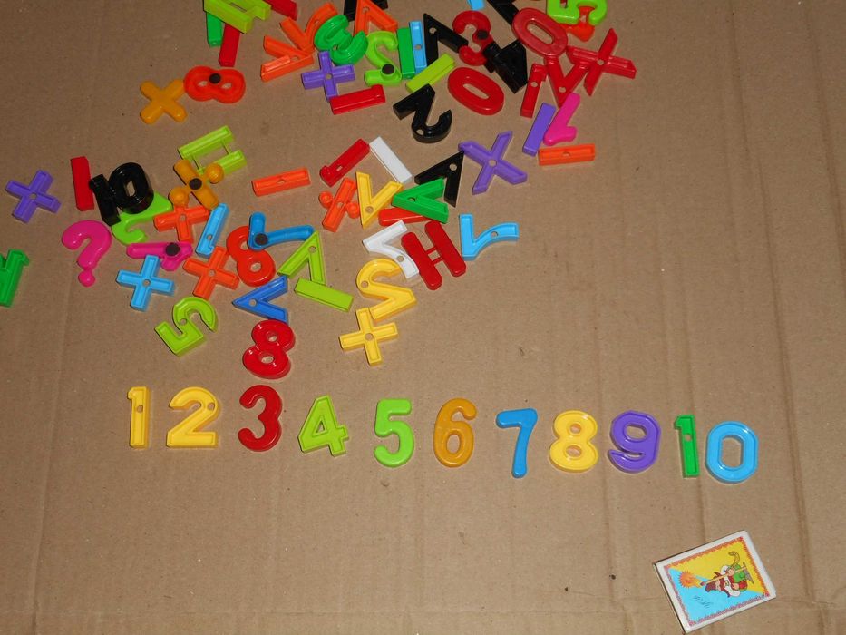 Цифры и знаки для обучения считать