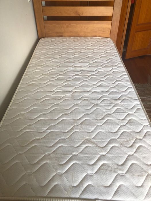 Cama de solteiro dupla com 2 colchoes e mesinha de cabeceira