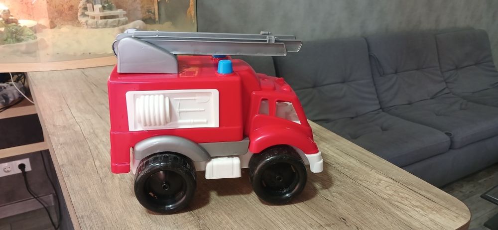 Велика іграшкова пожарна машина